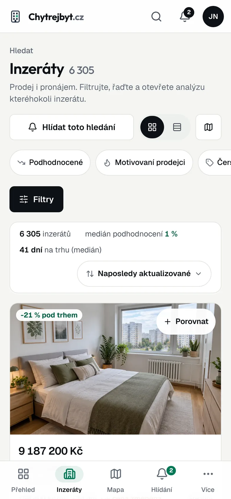 Výpis inzerátů v aplikaci Chytrejbyt: u každého bytu odchylka od ceny v okolí